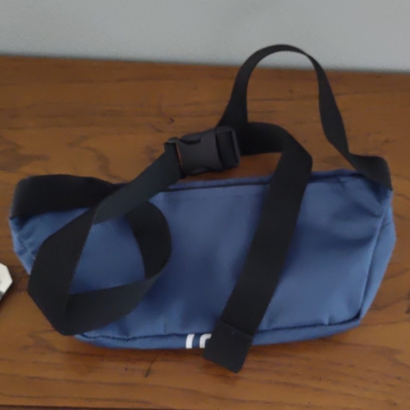 Levi's - Picture 2 of 4